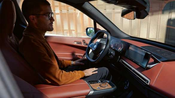 Muž v BMW při pohledu ze strany spolujezdce Muž v BMW na sedadle řidiče při pohledu ze strany spolujezdce