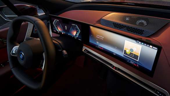 Pohled na palubní desku s Prohnutým displejem Apple CarPlay Pohled na palubní desku s Prohnutým displejem CID OS8 Apple CarPlay