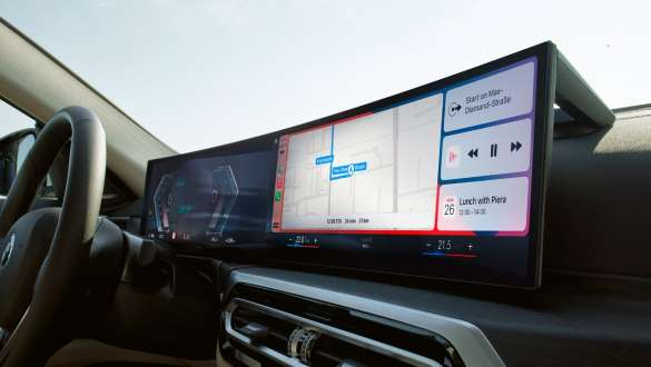 Pohled na palubní desku s Prohnutým displejem Apple CarPlay Pohled na palubní desku s Prohnutým displejem CID OS8 Apple CarPlay