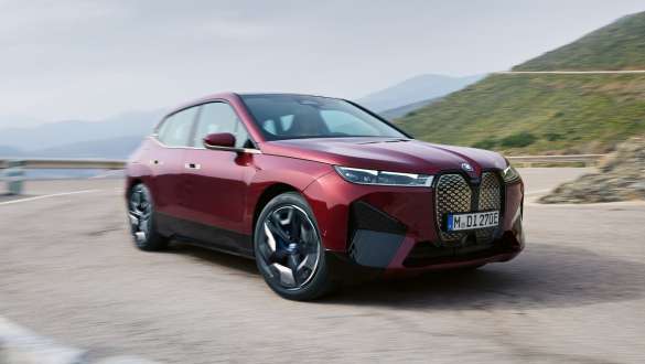 BMW iX jedoucí na okresní silnici BMW iX jedoucí na okresní silnici data navigace