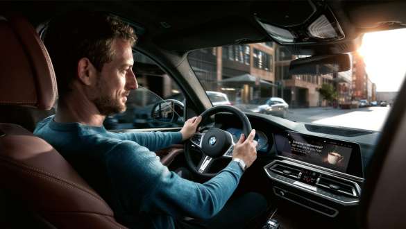 Muž v jedoucím BMW Muž v jedoucím BMW navigační systém