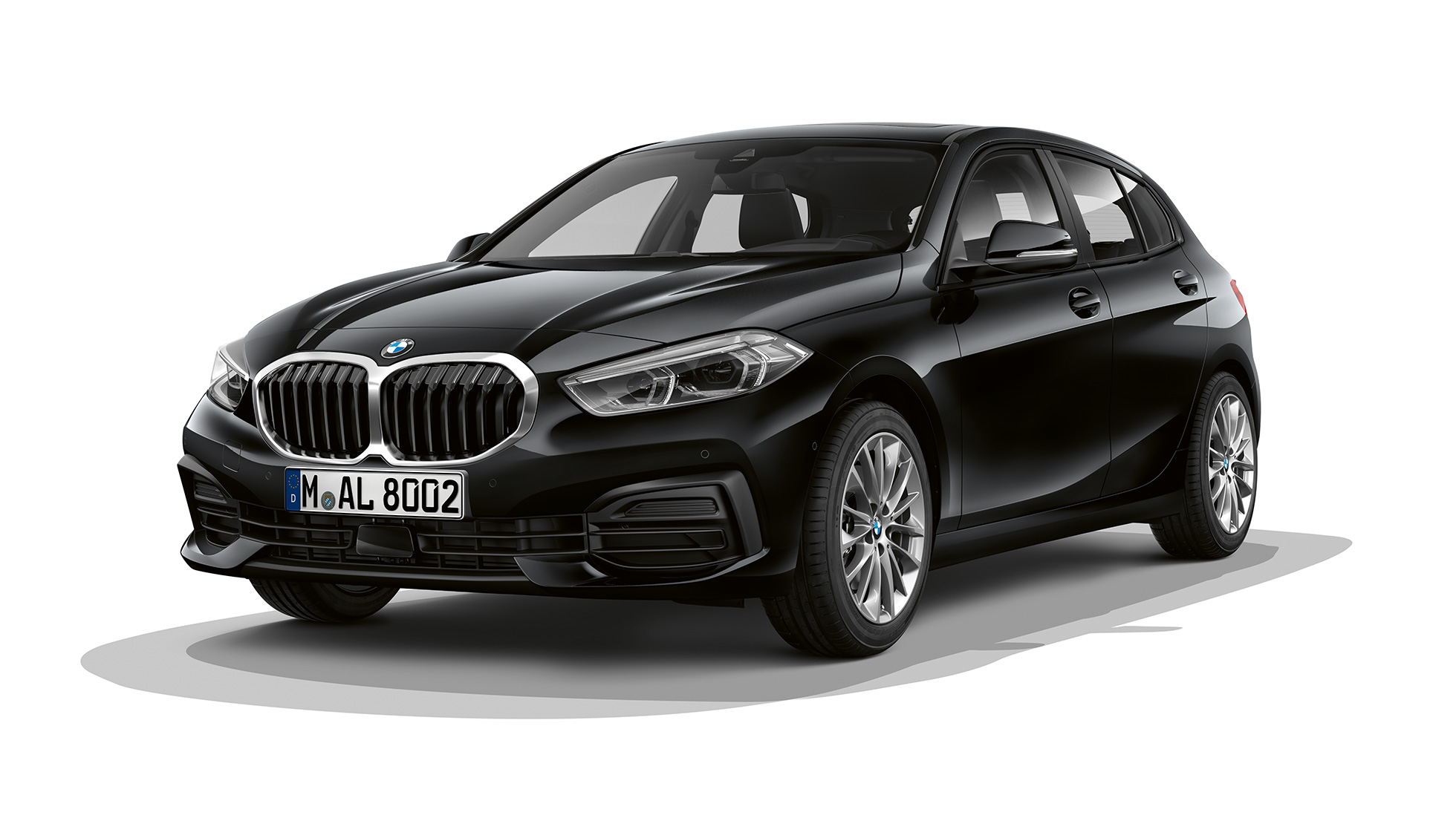 BMW řady 1 Model Advantage, tříčtvrteční pohled zepředu. BMW řady 1 Model Advantage v černé barvě, studiový tříčtvrteční pohled zepředu.