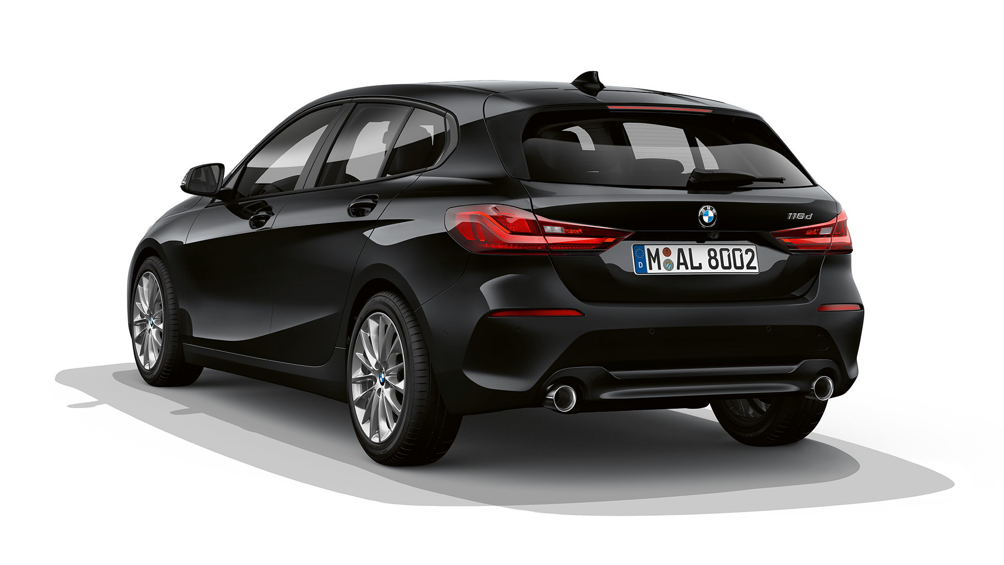 BMW 1 Series Model Advantage, three-quarter front. BMW řady 1 Model Advantage v černé barvě, studiový tříčtvrteční pohled zezadu.