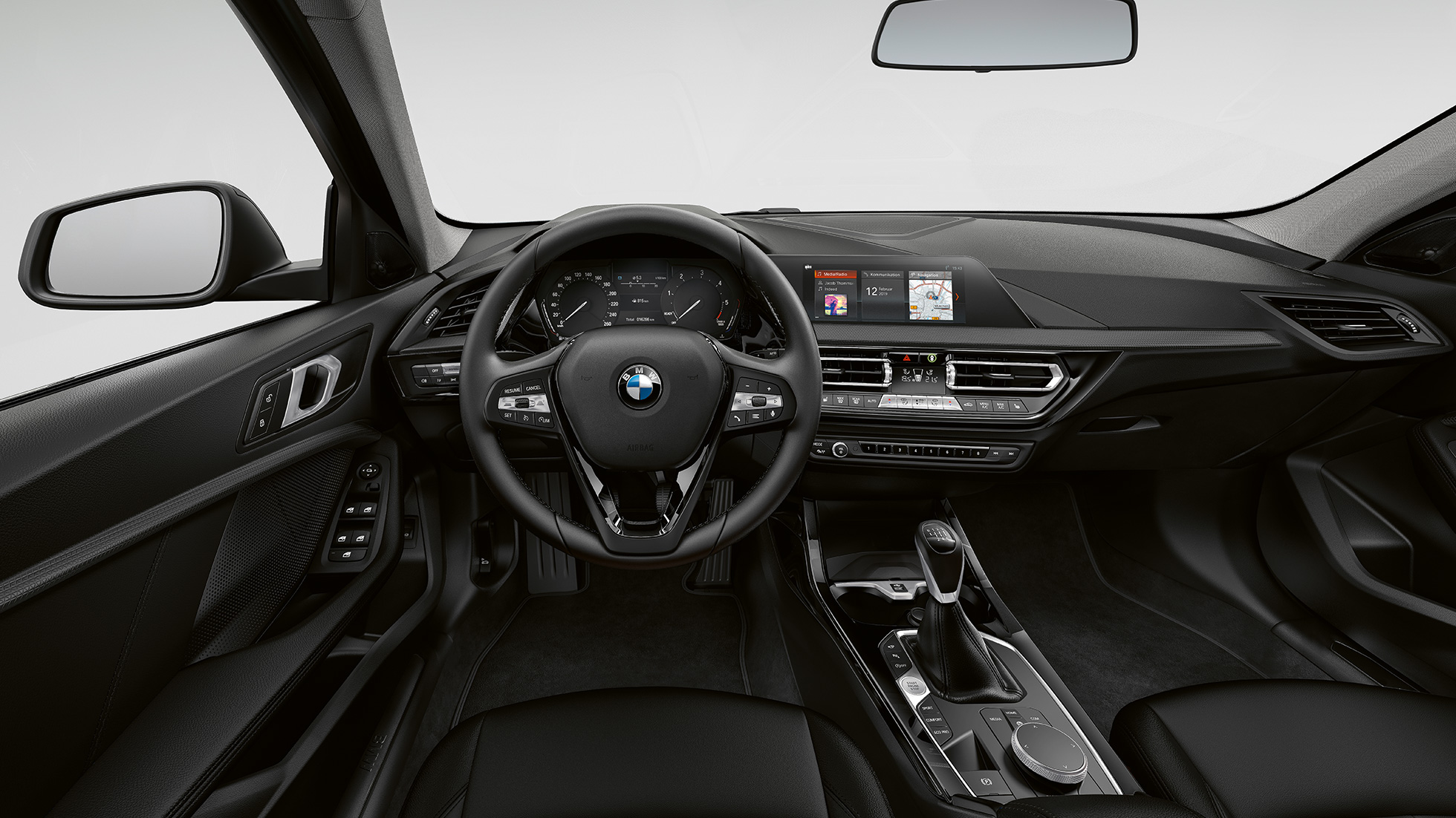 Kožený volant. BMW řady 1 Model Advantage, kokpit s koženým volantem.