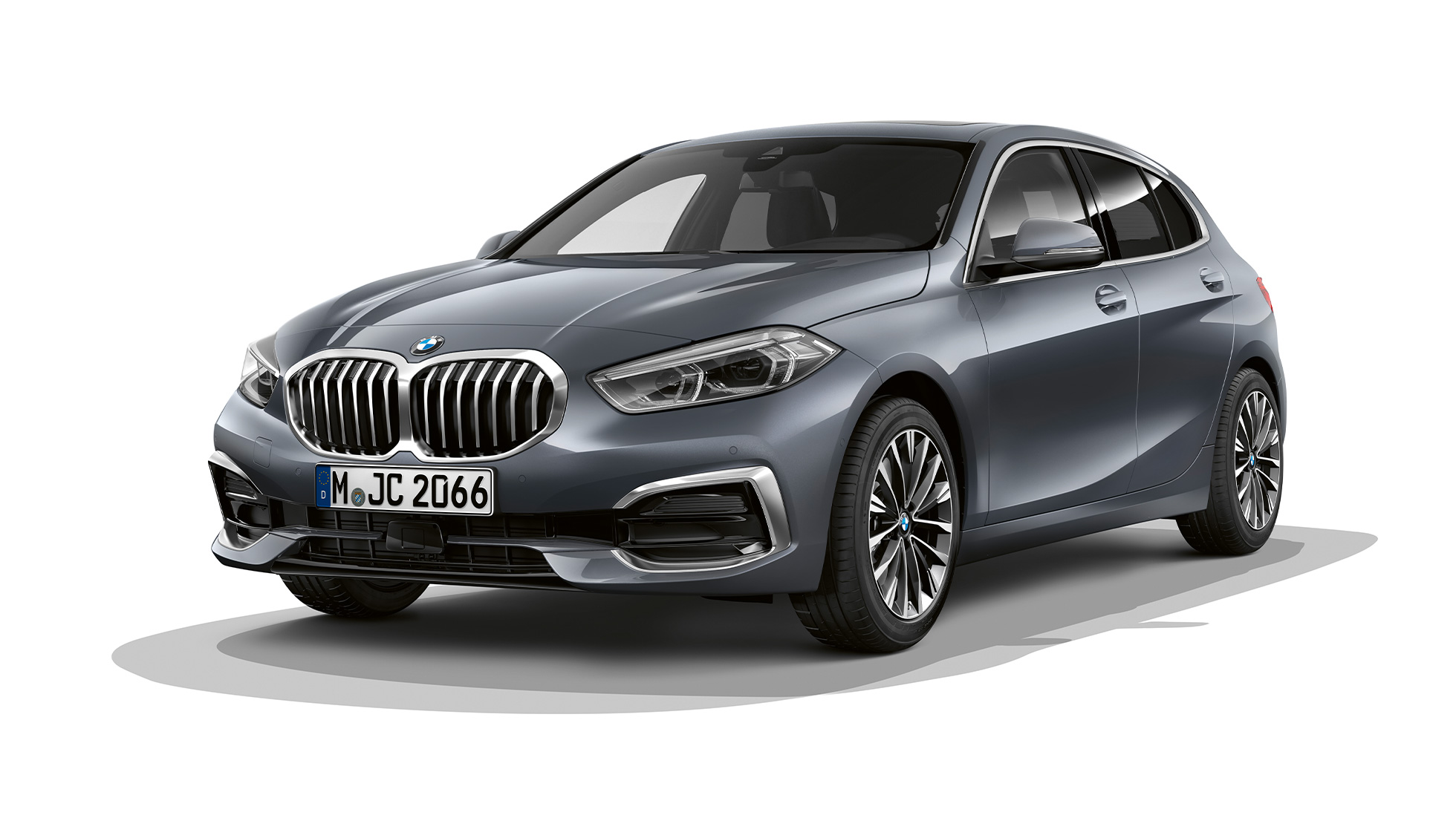 BMW řady 1 Model Luxury Line, tříčtvrteční pohled zezadu. BMW řady 1 Model Luxury Line v metalické barvě Storm Bay, studiový tříčtvrteční pohled zepředu.
