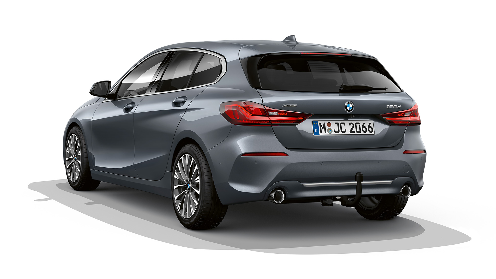 BMW řady 1 Model Luxury Line, tříčtvrteční pohled zezadu. BMW řady 1 Model Luxury Line v metalické barvě Storm Bay, studiový tříčtvrteční pohled zezadu.