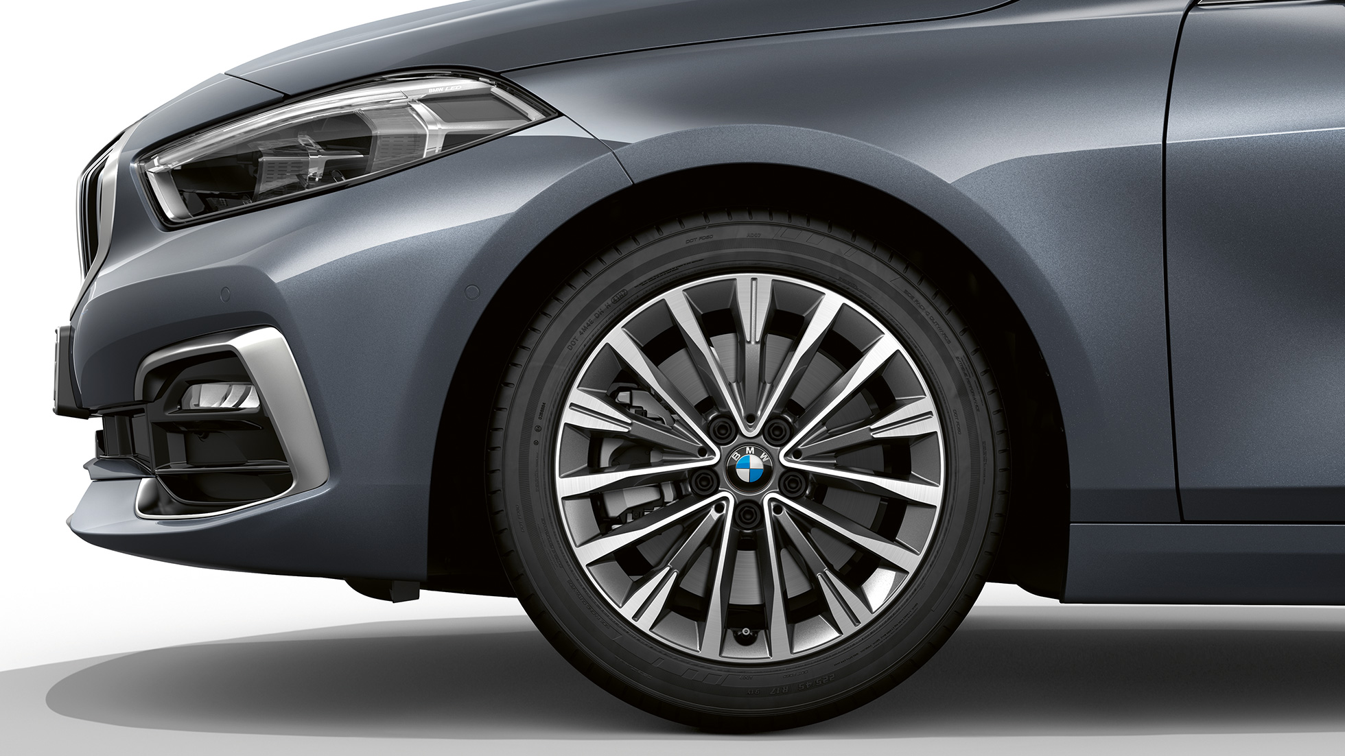 17" kola z lehké slitiny Multi-spoke 547. BMW řady 1 Model Luxury Line, boční pohled na 17" kola z lehké slitiny Multi-spoke 547.