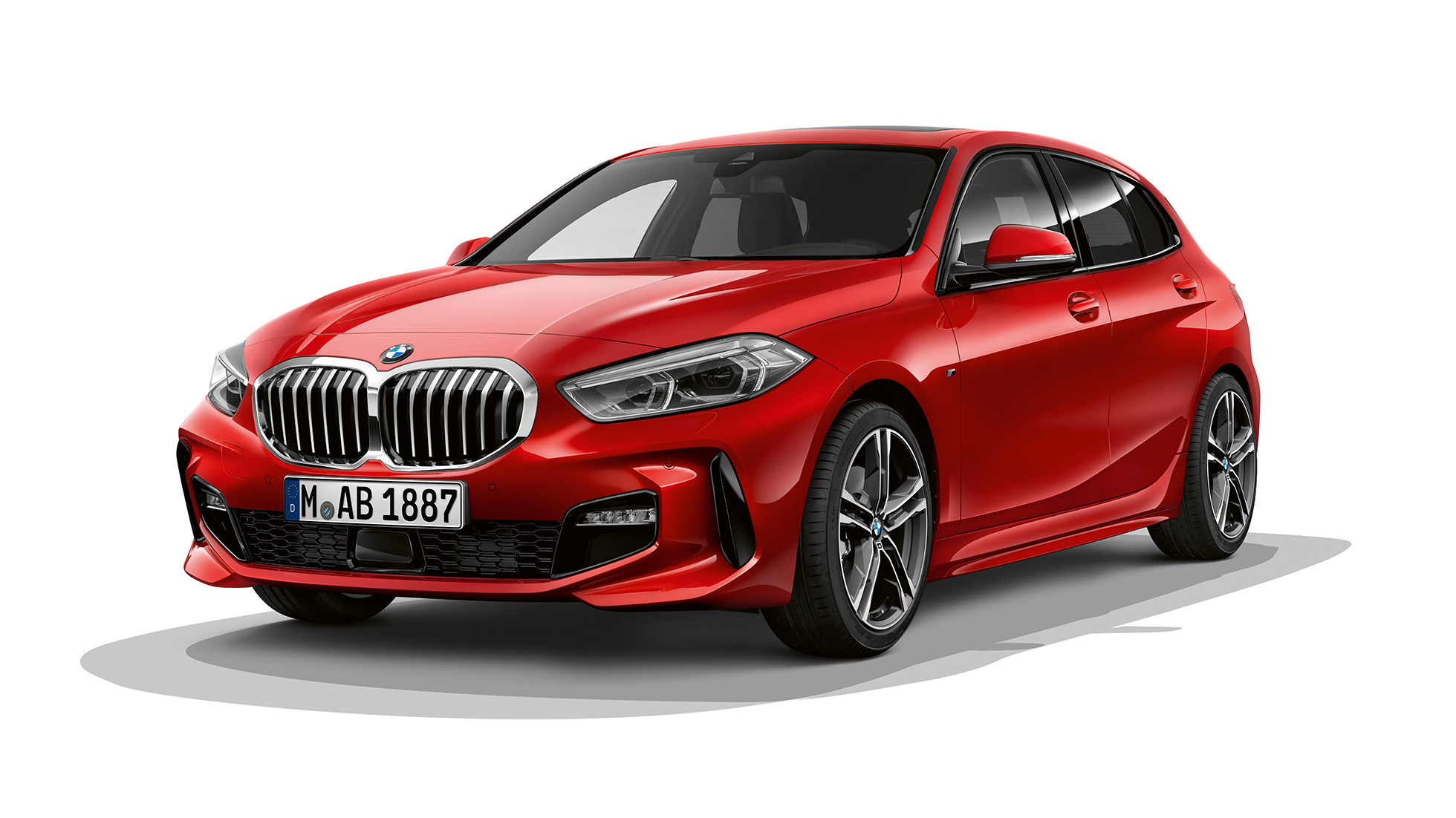 BMW řady 1 Model M Sport, tříčtvrteční pohled zepředu. BMW řady 1 Model M Sport v červené metalické barvě Melbourne Red, studiový tříčtvrteční pohled zepředu.