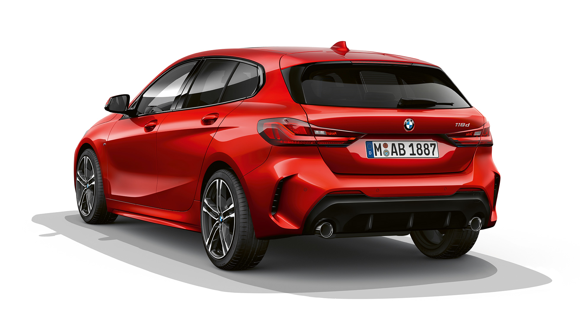 BMW řady 1 Model M Sport, tříčtvrteční pohled zezadu. BMW řady 1 Model M Sport v červené metalické barvě Melbourne Red, studiový tříčtvrteční pohled zezadu.