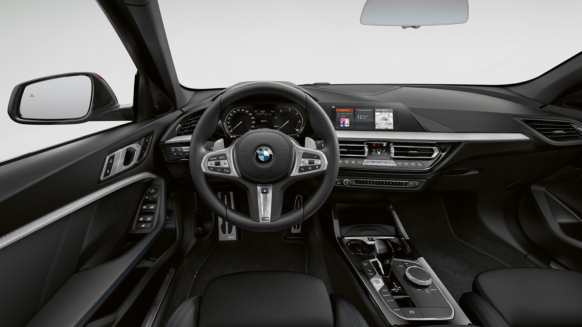 M kožený volant. BMW řady 1 Model M Sport, kokpit s M koženým volantem.