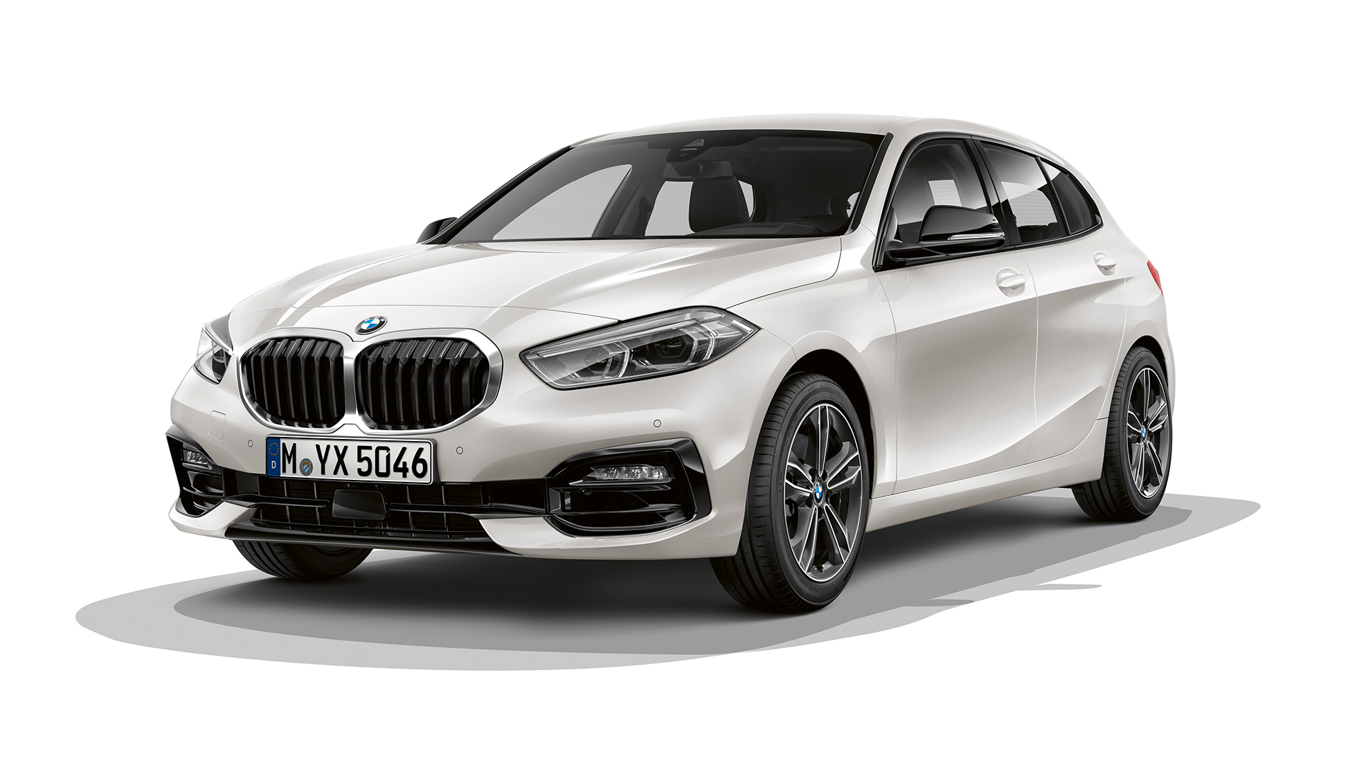 BMW řady 1 Model Sport Line, tříčtvrteční pohled zepředu. BMW řady 1 Model Sport Line v bílé metalické barvě Mineral White, studiový tříčtvrteční pohled zepředu.