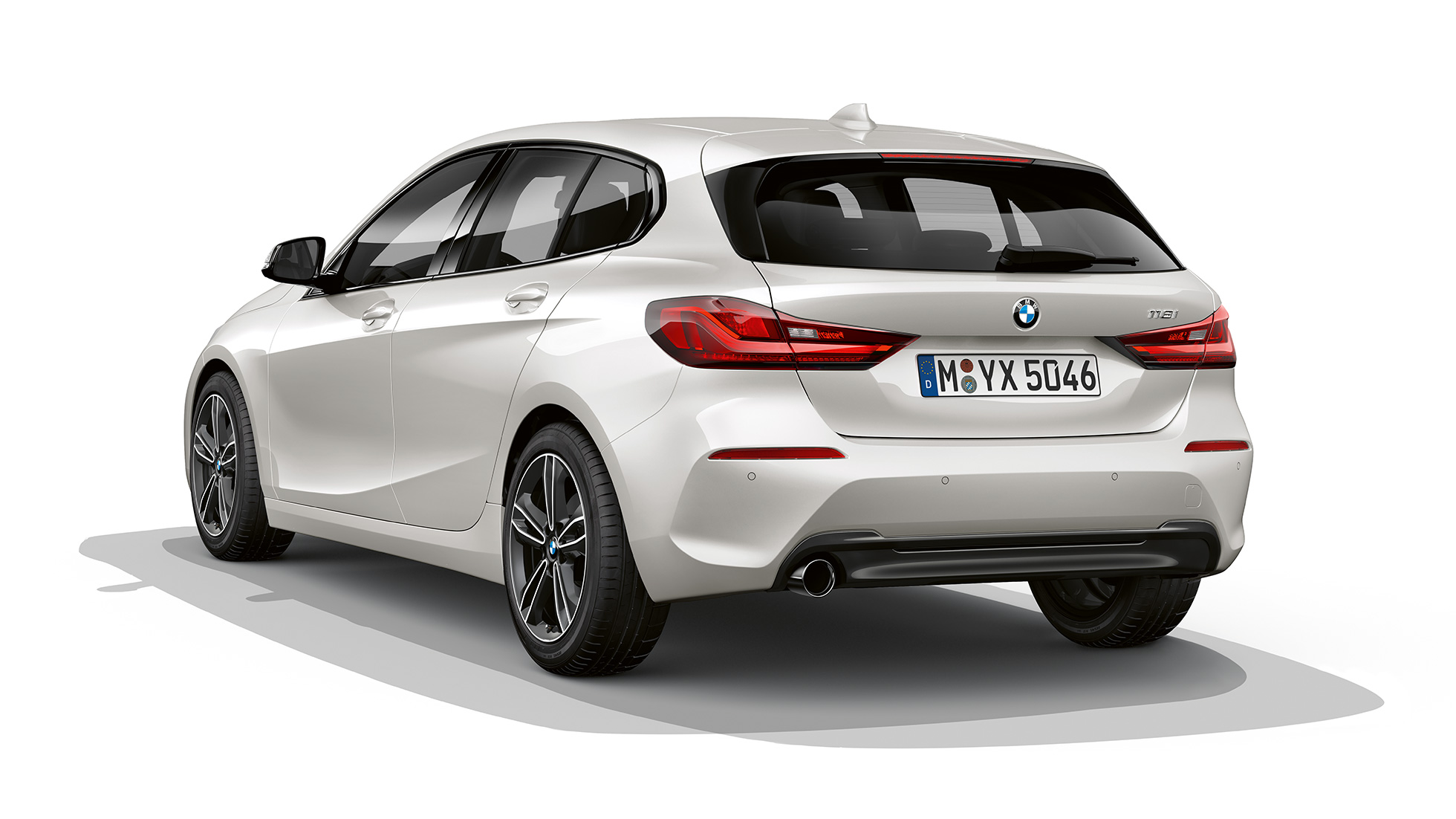 BMW řady 1 Model Sport Line, tříčtvrteční pohled zezadu. BMW řady 1 Model Sport Line v bílé metalické barvě Mineral White, studiový tříčtvrteční pohled zezadu.