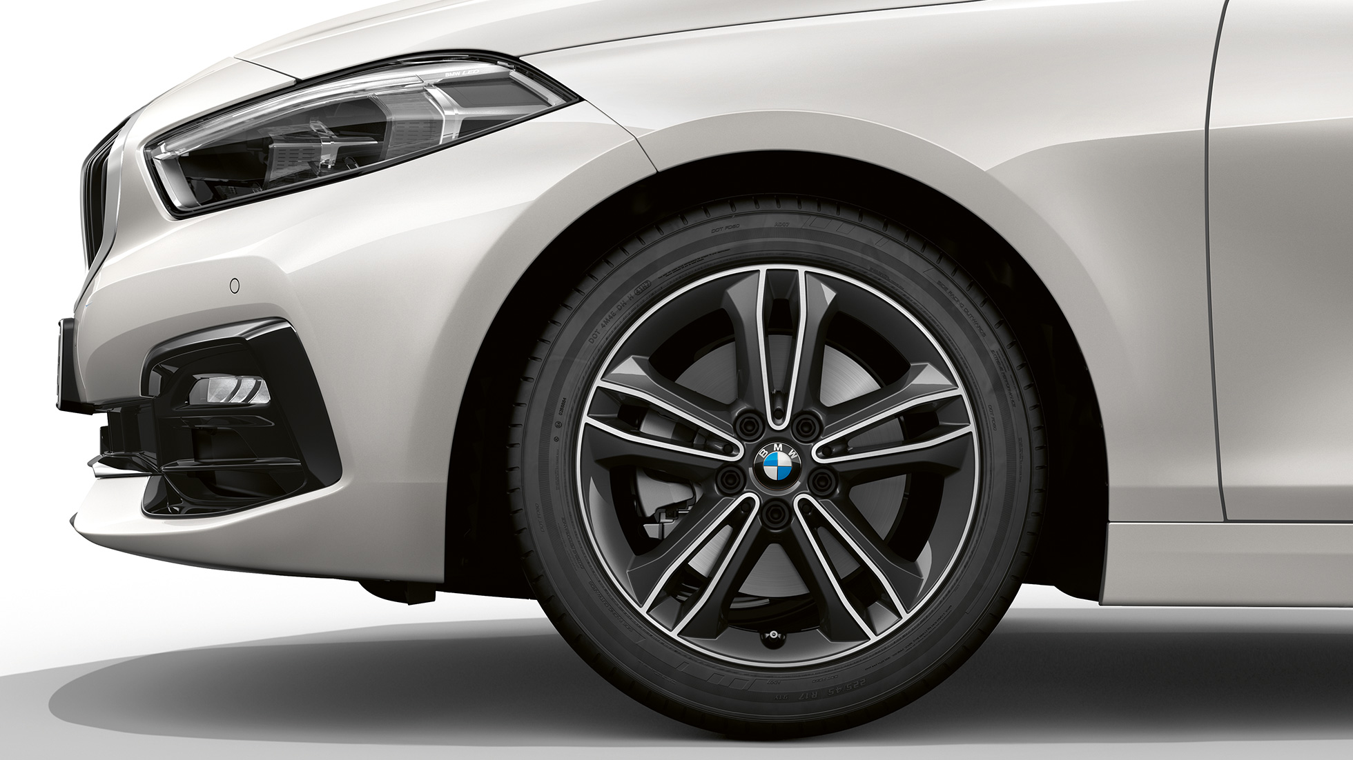 17" kola z lehké slitiny Double-spoke 549. BMW řady 1 Model Sport Line, boční pohled na 17" kola z lehké slitiny Double-spoke 549.