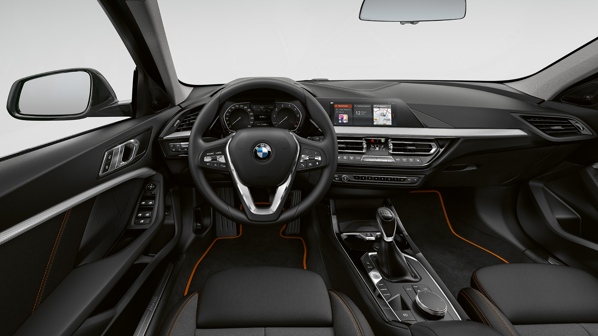 Kožený sportovní volant. BMW řady 1 Model Sport Line, kokpit s koženým sportovním volantem.