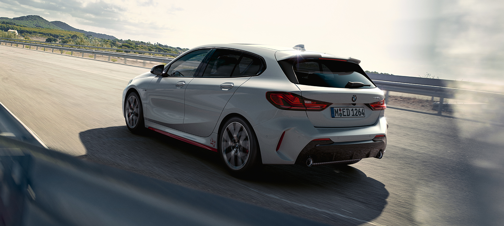BMW řady 1 128ti tříčtvrteční pohled zepředu BMW řady 1 128ti F40 jízdní tříčtvrteční pohled zepředu