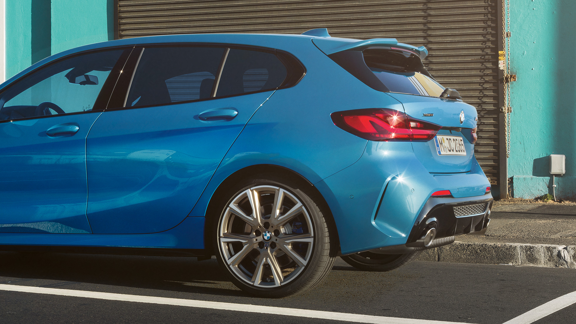 Hofmeisterův záhyb BMW řady 1. Boční pohled na BMW řady 1 s výrazně tvarovaným Hofmeisterovým záhybem.
