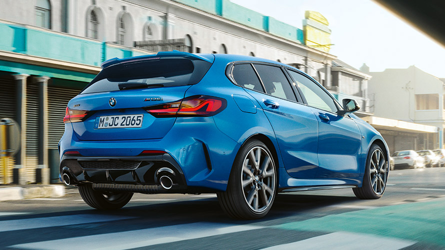 BMW řady 1 F40, tříčtvrteční jízdní záběr zezadu BMW řady 1 F40 metalický lak Misano Blue (modrá), jízdní tříčtvrteční záběr zezadu
