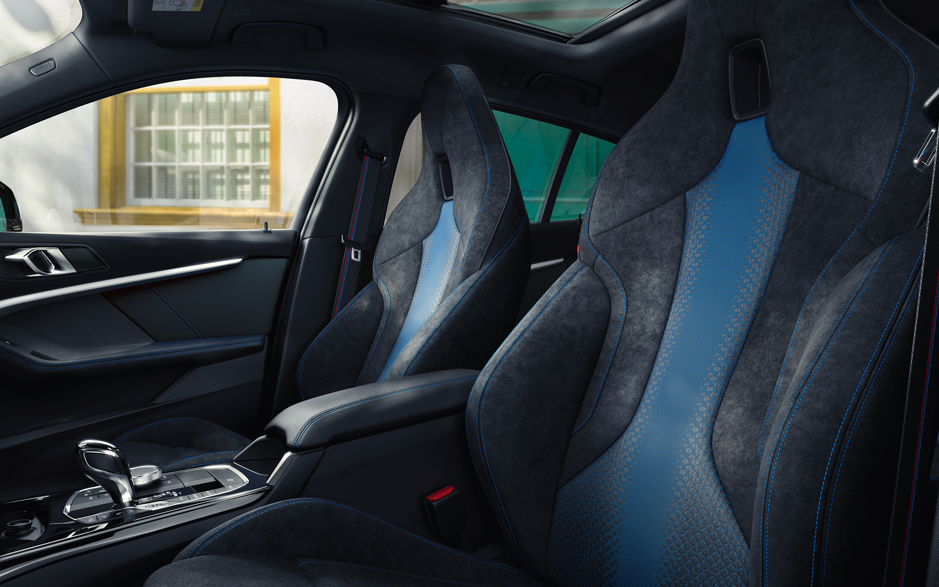 BMW řady 1 F40 M sportovní sedadla Ergonomicky tvarovaná M sportovní sedadla BMW řady 1 F40 s kontrastním prošíváním a integrovanými hlavovými opěrkami.