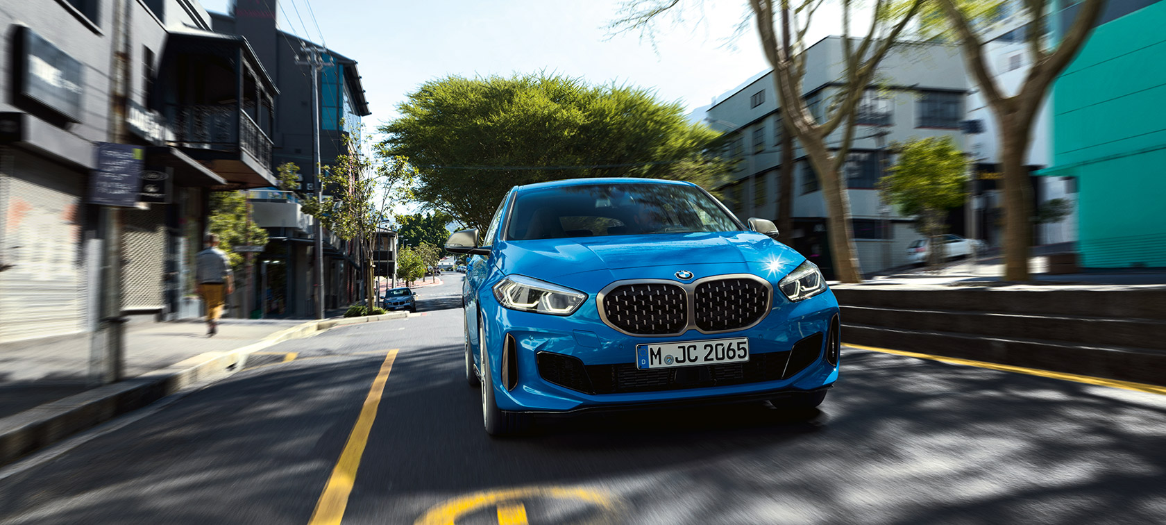 BMW řady 1 G40 v metalickém laku Misano Blue (modrá), jízdní záběr zepředu