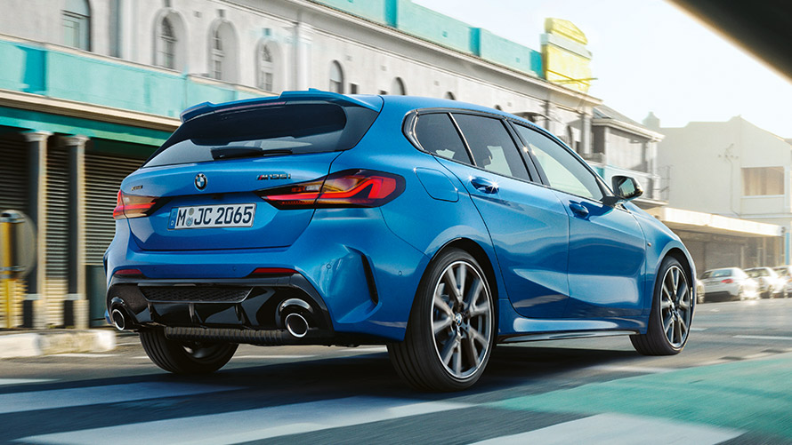 BMW řady 1 F40, tříčtvrteční jízdní záběr zezadu BMW řady 1 F40 metalický lak Misano Blue (modrá), jízdní tříčtvrteční záběr zezadu