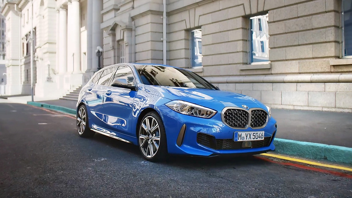 BMW řady 1 F40, parkující BMW řady 1 F40 metalický lak Missanu Blue (modrá), pohled z boku na parkovacím místě
