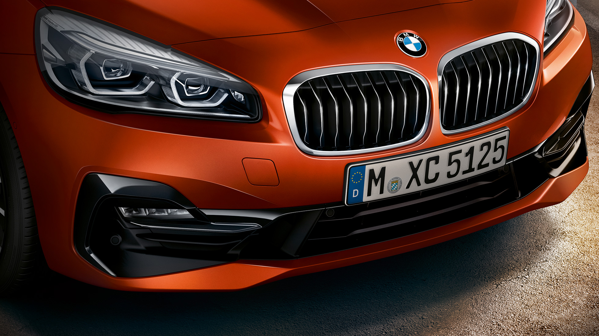 Maska chladiče ve tvaru ledvinek BMW řady 2 Active Tourer Maska chladiče ve tvaru ledvinek BMW řady 2 Active Tourer F45 2018 v metalické barvě Sunset Orange (oranžová) detailní pohled na příď