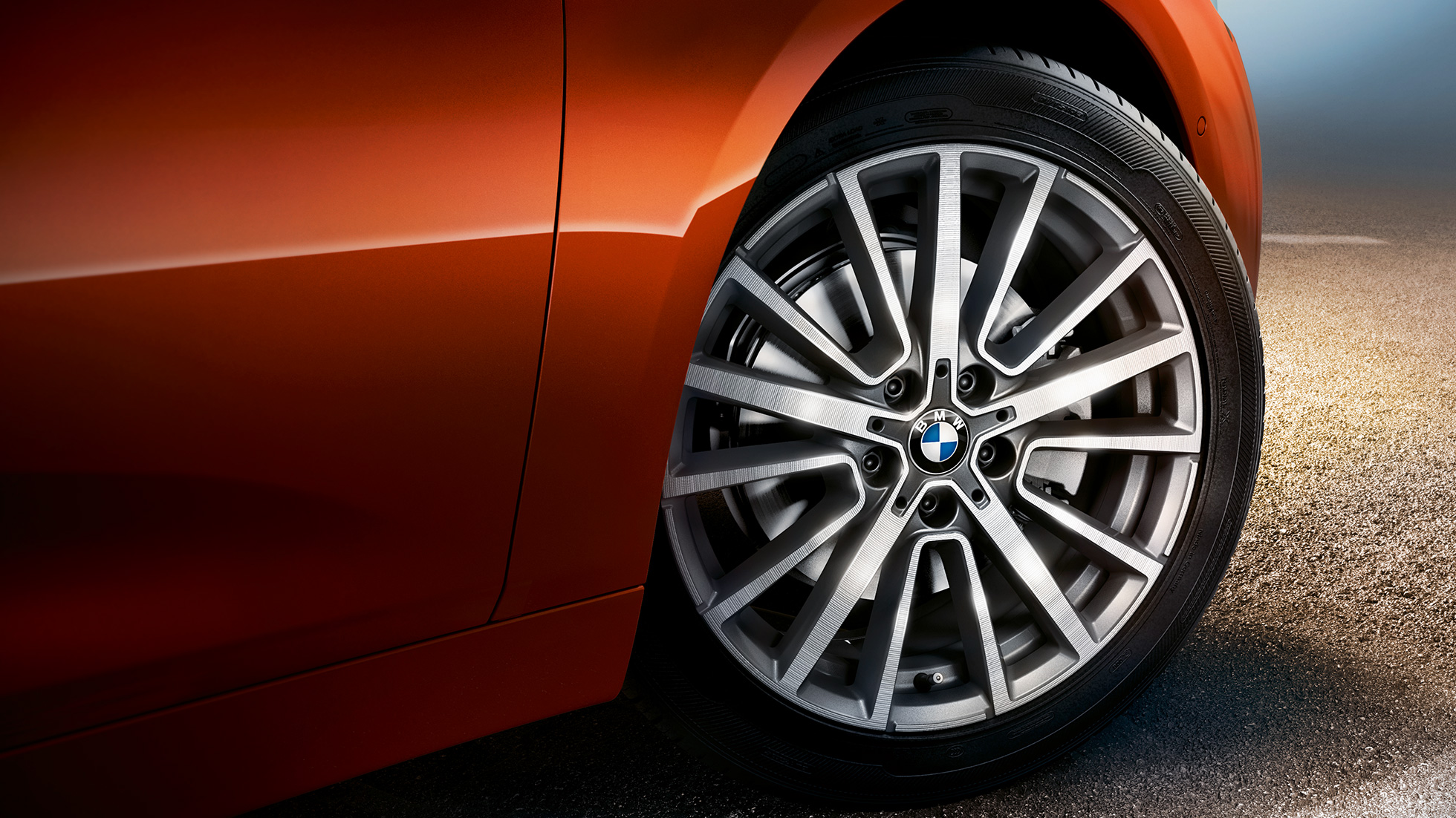 Kolo z lehké slitiny BMW řady 2 Active Tourer Maska chladiče ve tvaru ledvinek BMW řady 2 Active Tourer F45 2018 v metalické barvě Sunset Orange (oranžová) detail na kolo
