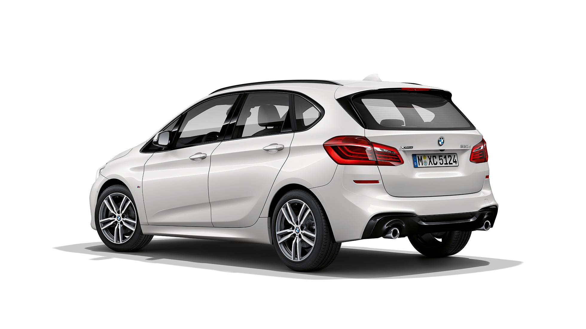 Tříčtvrteční pohled zezadu BMW řady 2 Active Tourer Model M Sport BMW řady 2 Active Tourer 220d xDrive Model M Sport F45 v metalické barvě Mineral White (bílá) ze tříčtvrtečního pohledu zezadu