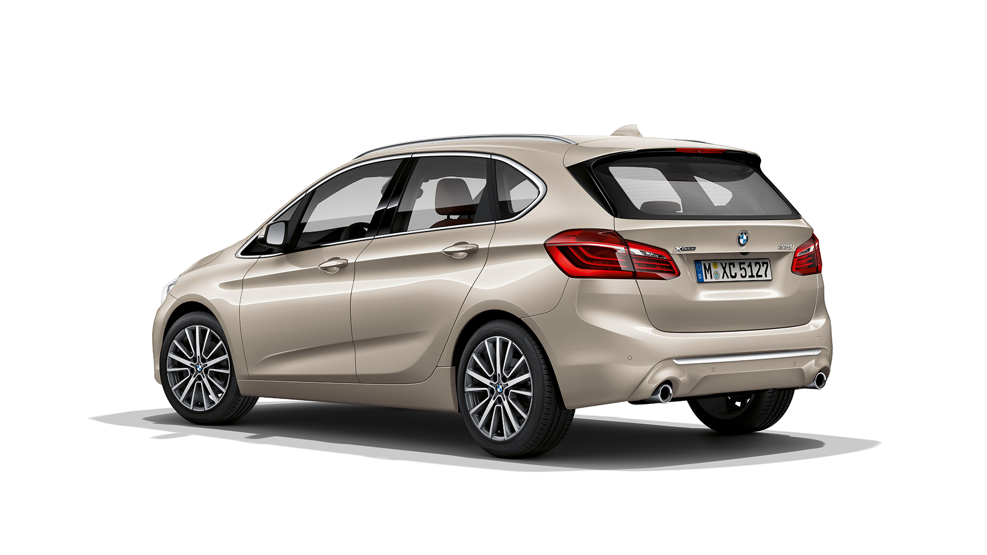 Tříčtvrteční pohled zezadu BMW řady 2 Active Tourer Model Luxury Line BMW řady 2 Active Tourer Model Luxury Line 225i xDrive F45 v metalické barvě Cashmere Silver Jucaro Beige (béžová) ze tříčtvrtečního pohledu zezadu