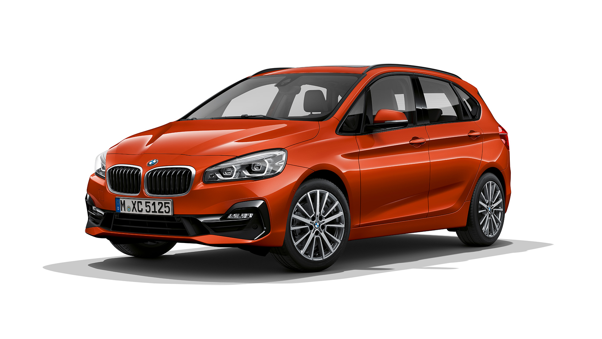 Tříčtvrteční pohled zepředu BMW řady 2 Active Tourer Model Sport Line BMW řady 2 Active Tourer Model Sport Line 220i F45 v metalické barvě Sunset Orange (oranžová) ze tříčtvrtečního pohledu zepředu