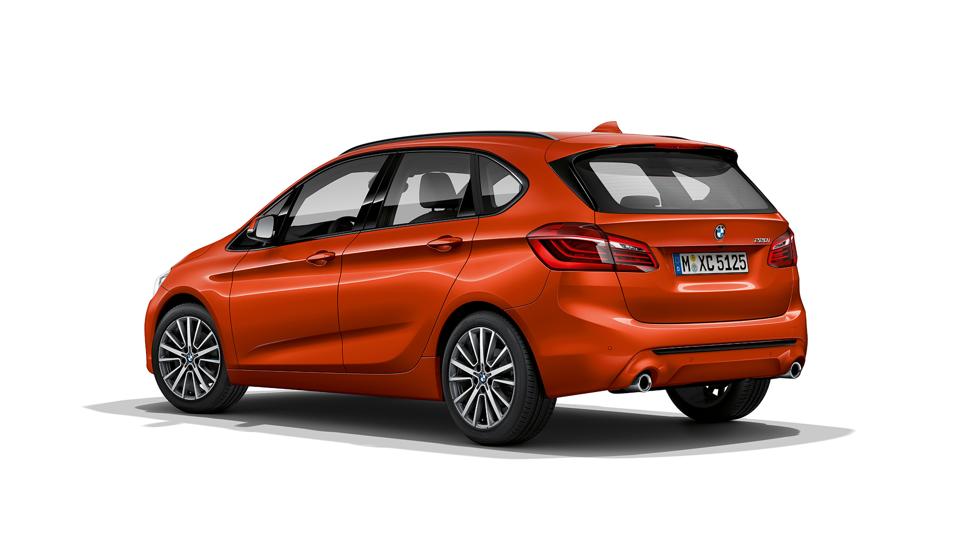 Tříčtvrteční pohled zezadu BMW řady 2 Active Tourer Model Sport Line BMW řady 2 Active Tourer Model Sport Line 220i F45 v metalické barvě Sunset Orange (oranžová) ze tříčtvrtečního pohledu zezadu