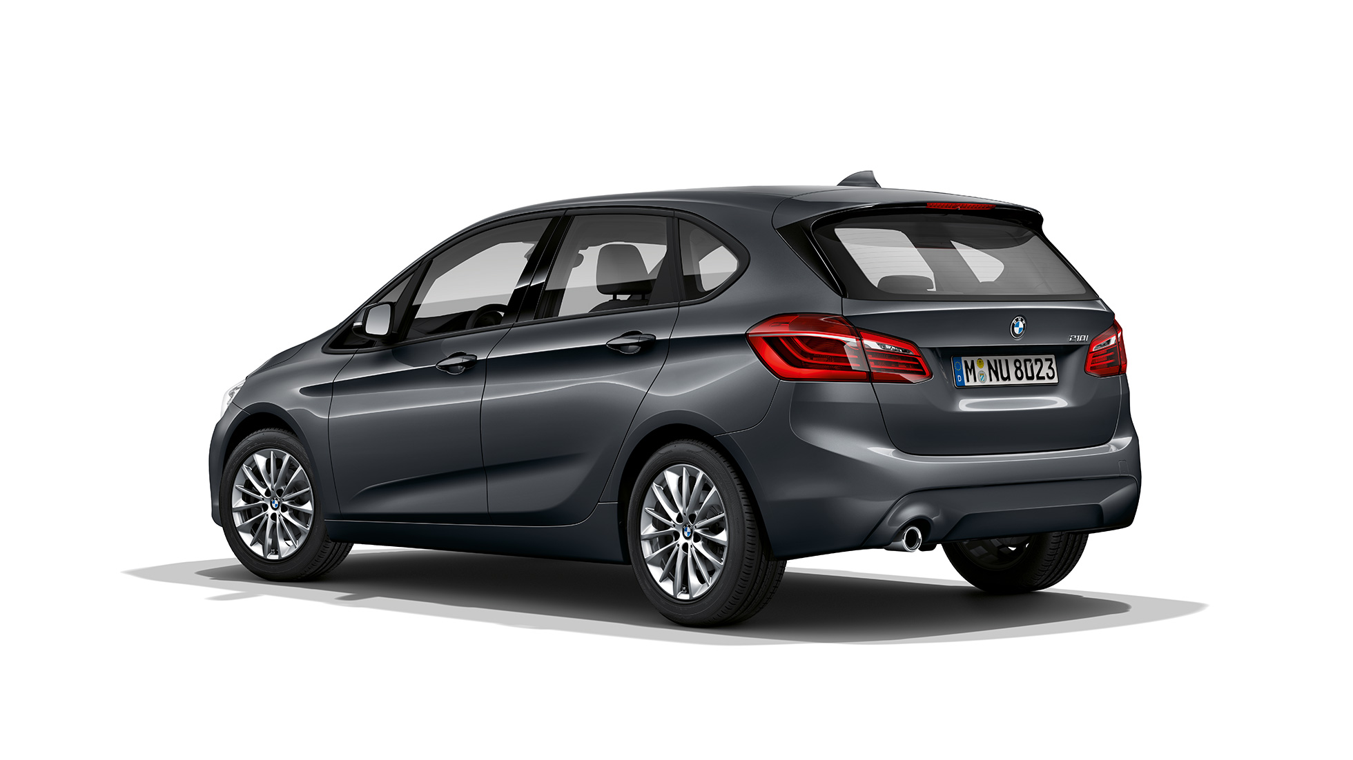 Tříčtvrteční pohled zezadu BMW řady 2 Active Tourer Model Advantage BMW řady 2 Active Tourer 218i F45 Model Advantage v metalické barvě Mineral Grey (šedá) ze tříčtvrtečního pohledu zezadu