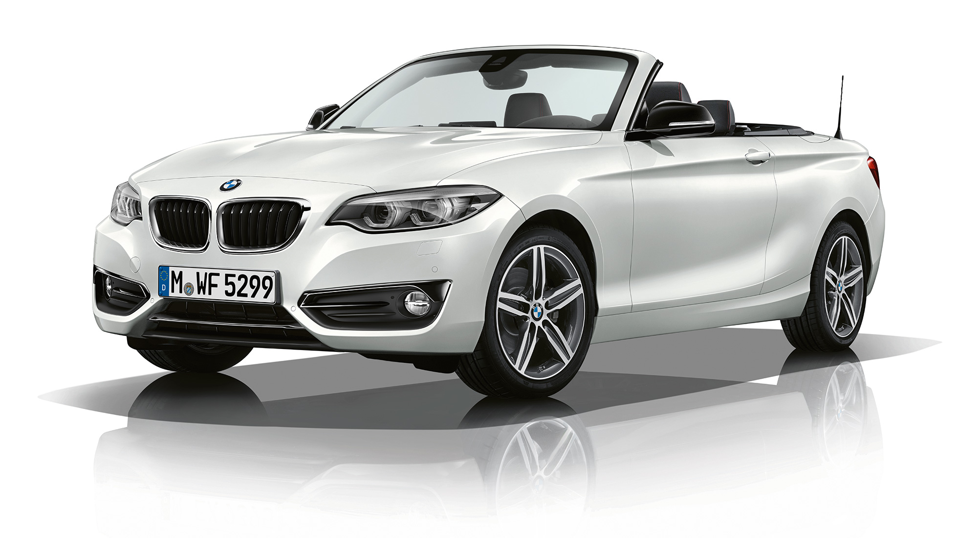 BMW řady 2 Cabrio, tříčtvrteční pohled zpředu na Model Sport Line BMW řady 2 Cabrio, tříčtvrteční pohled zpředu na Model Sport Line