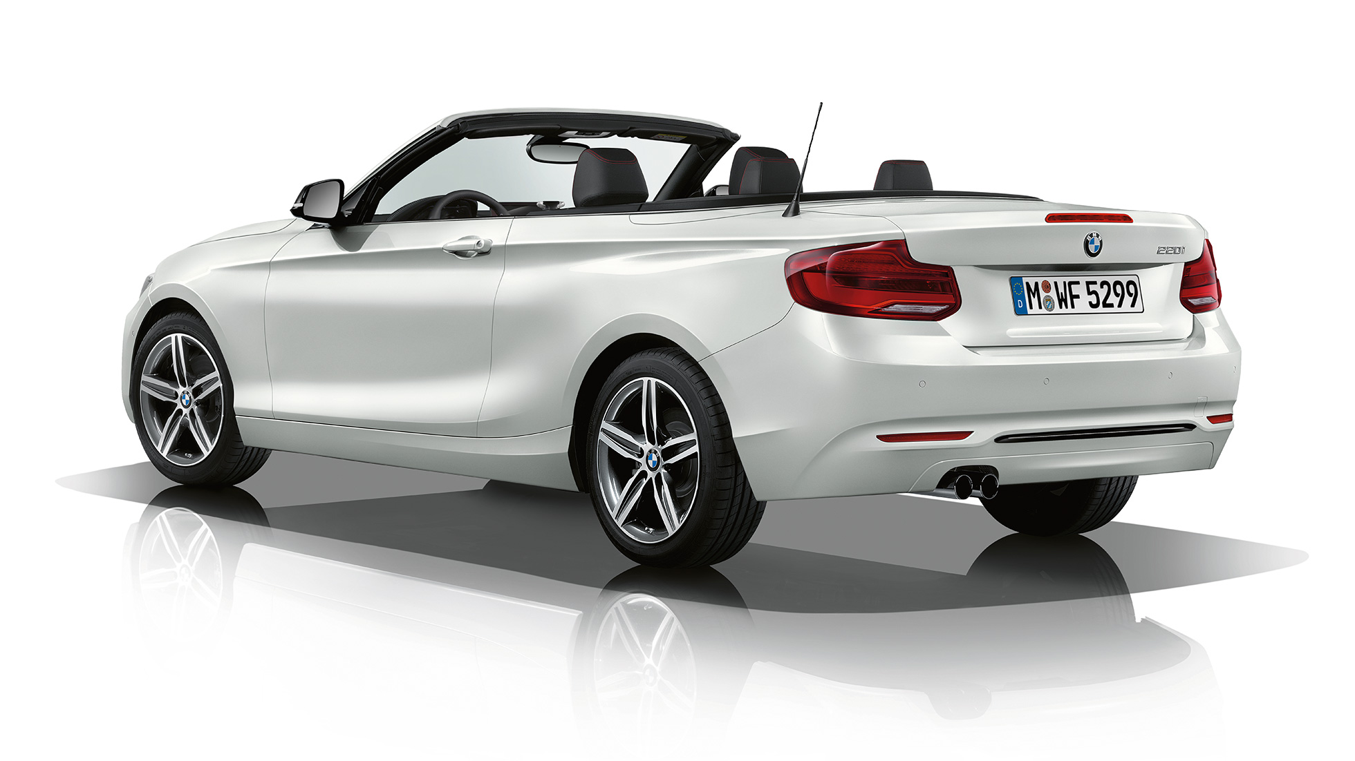 BMW řady 2 Cabrio, tříčtvrteční pohled zezadu na Model Sport Line BMW řady 2 Cabrio, tříčtvrteční pohled zezadu na Model Sport Line