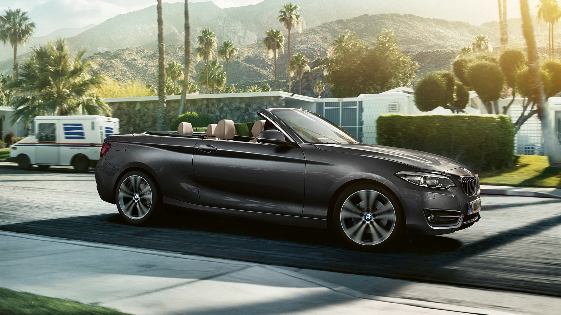 BMW řady 2 Cabrio, jízdní záběr z boku BMW řady 2 Cabrio, jízdní záběr z boku