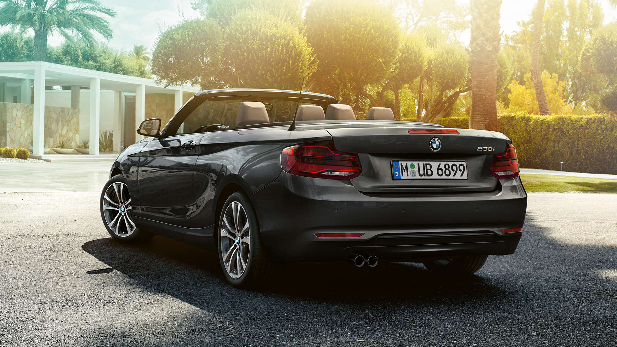 BMW řady 2 Cabrio, tříčtvrteční záběr zezadu BMW řady 2 Cabrio, tříčtvrteční záběr zezadu