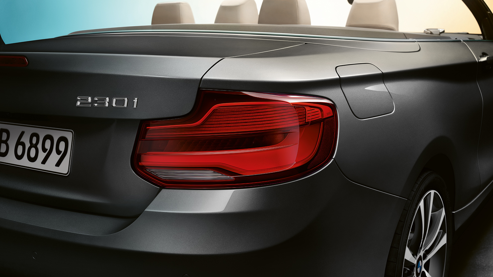 BMW řady 2 Cabrio, označení modelu na zadní části BMW řady 2 Cabrio, označení modelu na zadní části