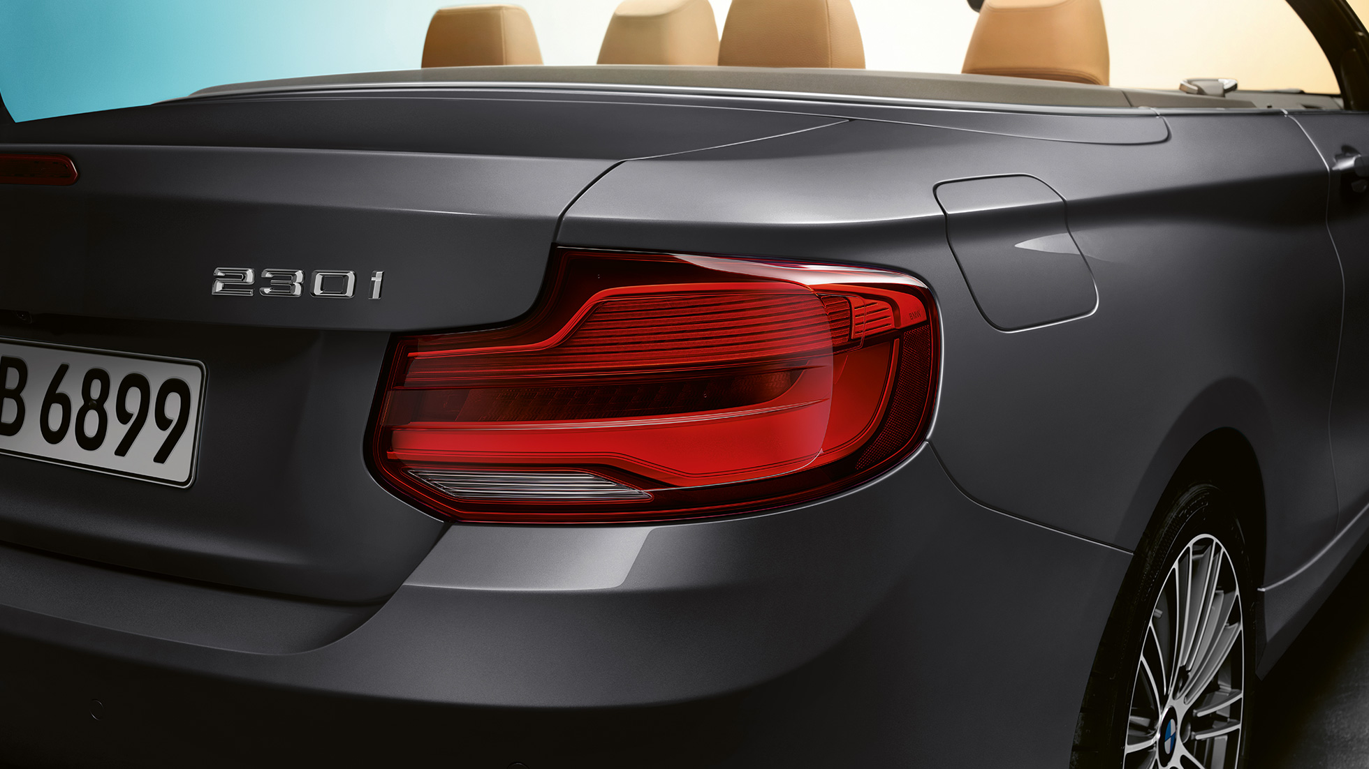 BMW řady 2 Cabrio, označení modelu na zadní části BMW řady 2 Cabrio, označení modelu na zadní části