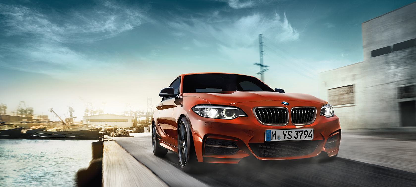 BMW řady 2 Coupé, tříčtvrteční jízdní záběr zpředu BMW řady 2 Coupé, tříčtvrteční jízdní záběr zpředu