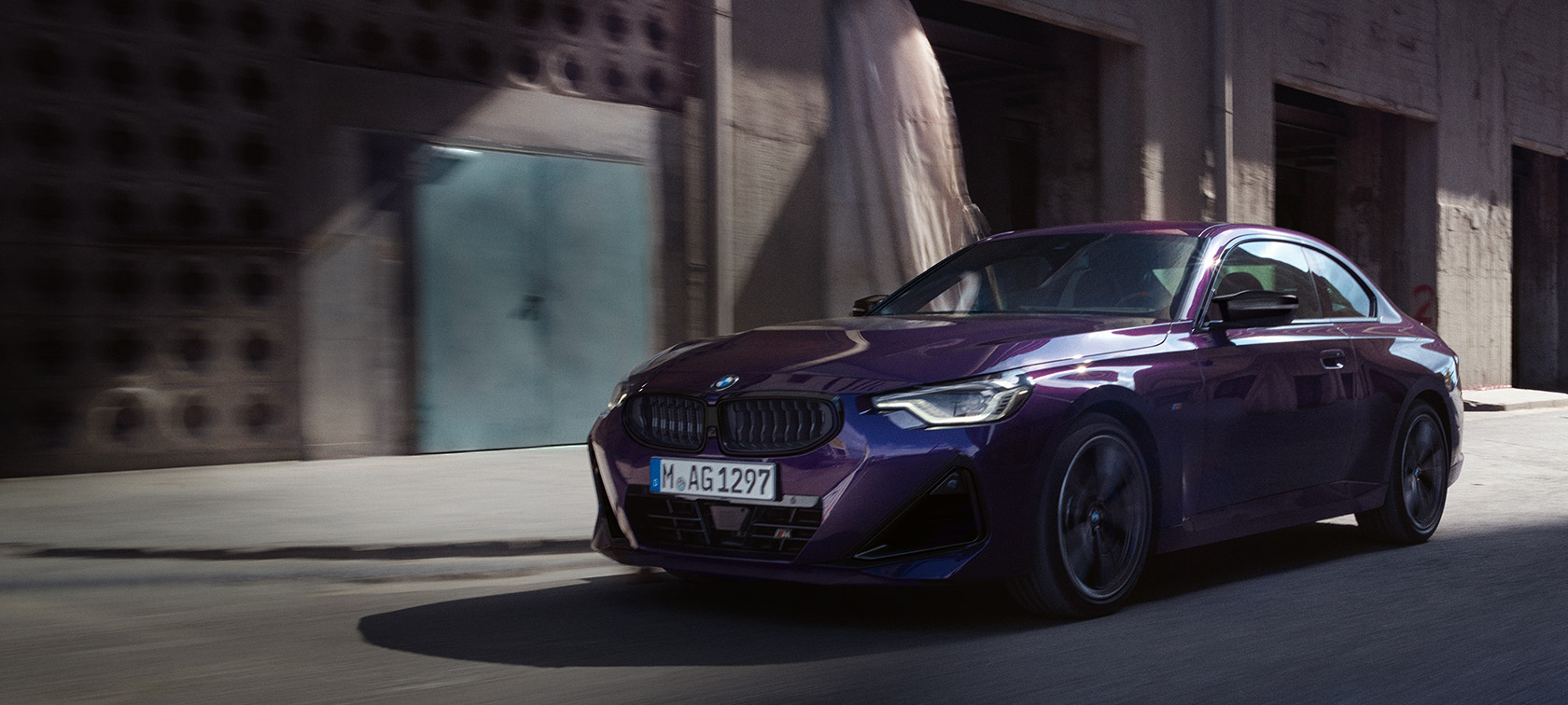 BMW řady 2 Coupé G42 2024 metalický lak Thundernight (fialová) jízdní tříčtvrteční záběr zepředu