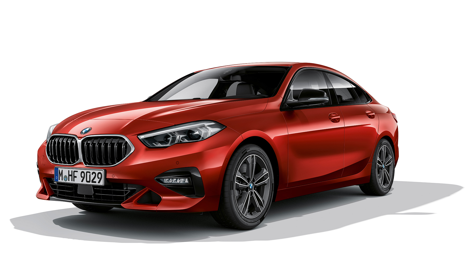 Maska chladiče BMW ve tvaru ledvinek BMW řady 2 Gran Coupé Model Sport Line Maska chladiče BMW ve tvaru ledvinek s chromovaným rámečkem u BMW řady 2 Gran Coupé F44 Model Sport Line v metalické barvě Melbourne Red ze tříčtvrtečního bočního pohledu