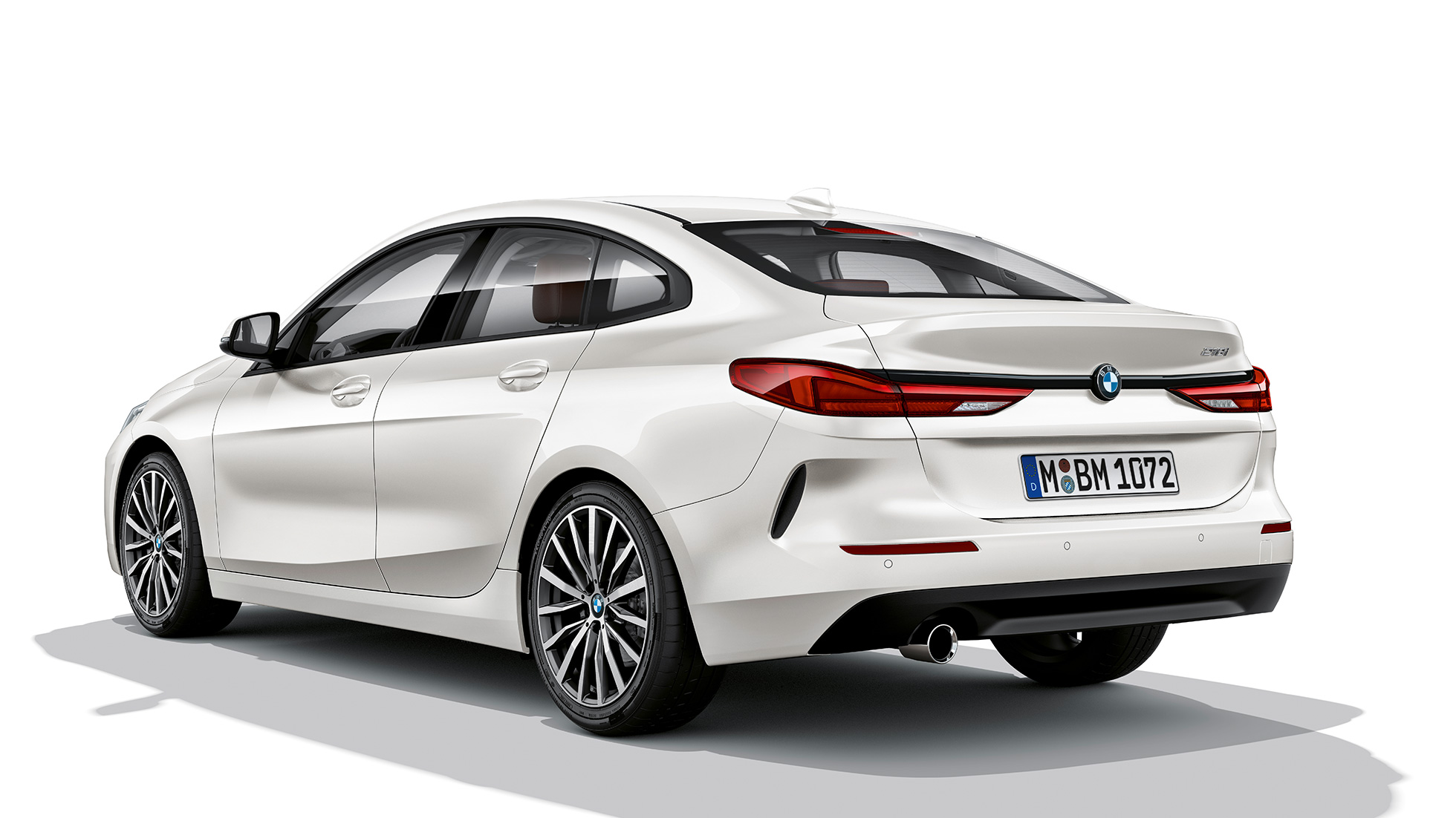 Kola z lehké slitiny u BMW řady 2 Gran Coupé Model Advantage Kola z lehké slitiny u BMW řady 2 Gran Coupé F44 Model Advantage v barvě Mineral White ze tříčtvrtečního pohledu zezadu
