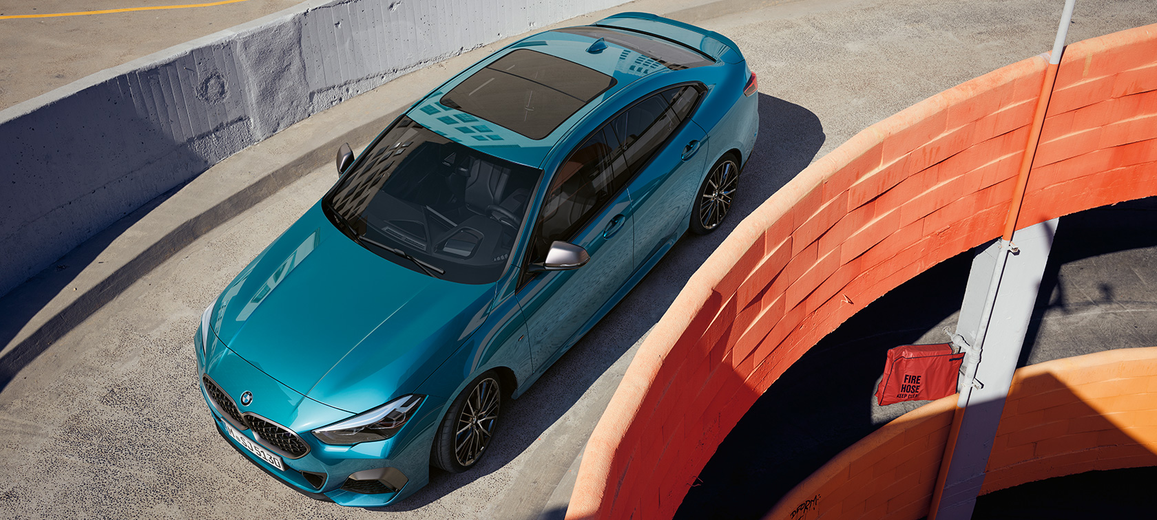 BMW řady 2 Gran Coupé s panoramatickou skleněnou střechou BMW řady 2 Gran Coupé F44 s panoramatickou skleněnou střechou v metalickém laku Snapper Rocks Blue z ptačí perspektivy