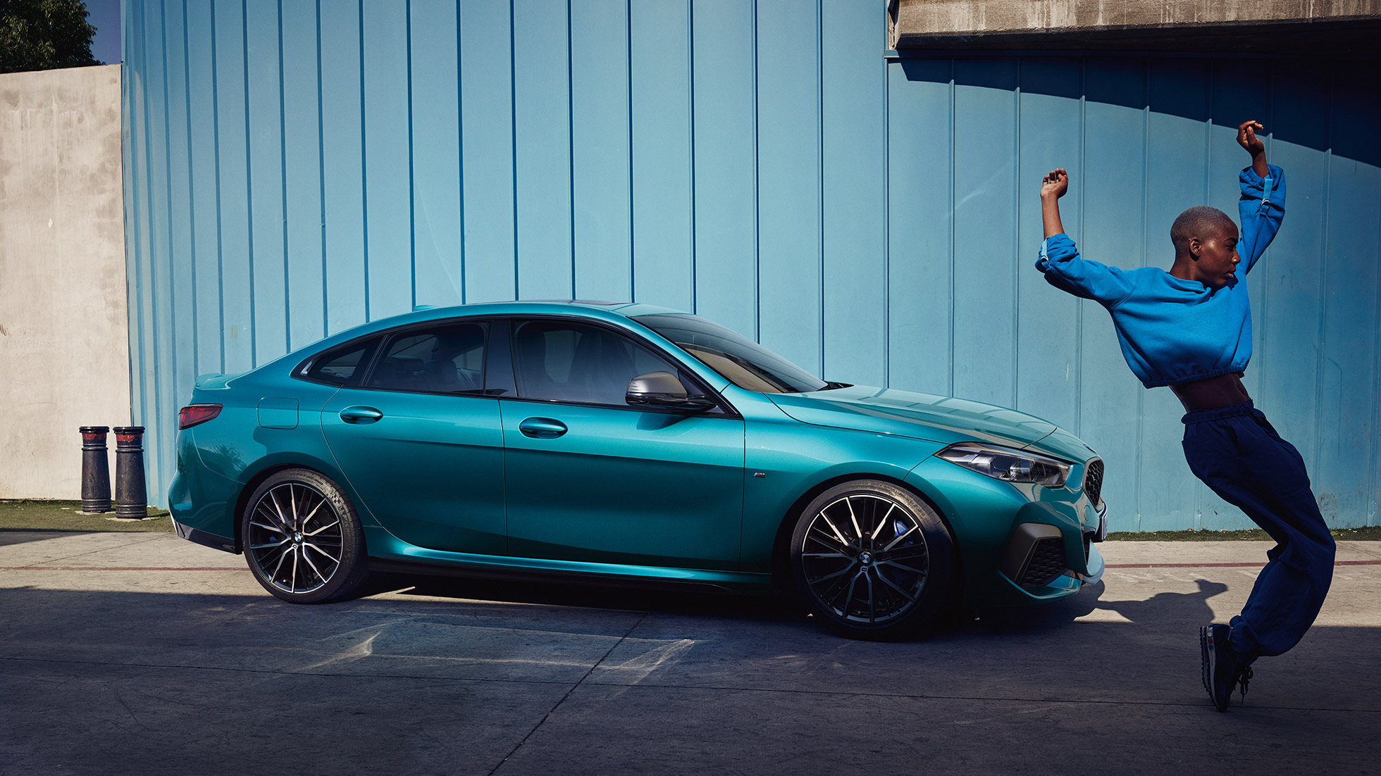 Silueta kupé BMW řady 2 Gran Coupé Silueta kupé BMW řady 2 Gran Coupé F44 2020 v metalické barvě Snapper Rocks Blue z bočního pohledu