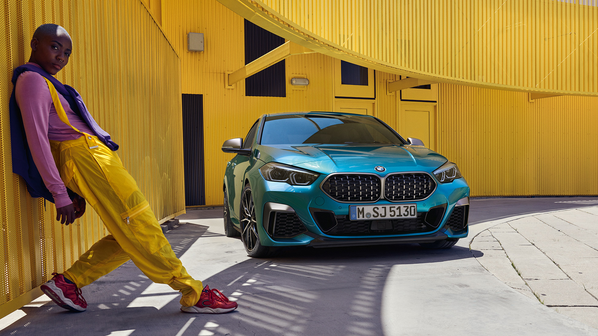 Přední část BMW řady 2 Gran Coupé BMW řady 2 Gran Coupé F44 s dvojitou maskou chladiče ve speciálním designu v metalické barvě Snapper Rocks Blue ze tříčtvrtečního pohledu zpředu