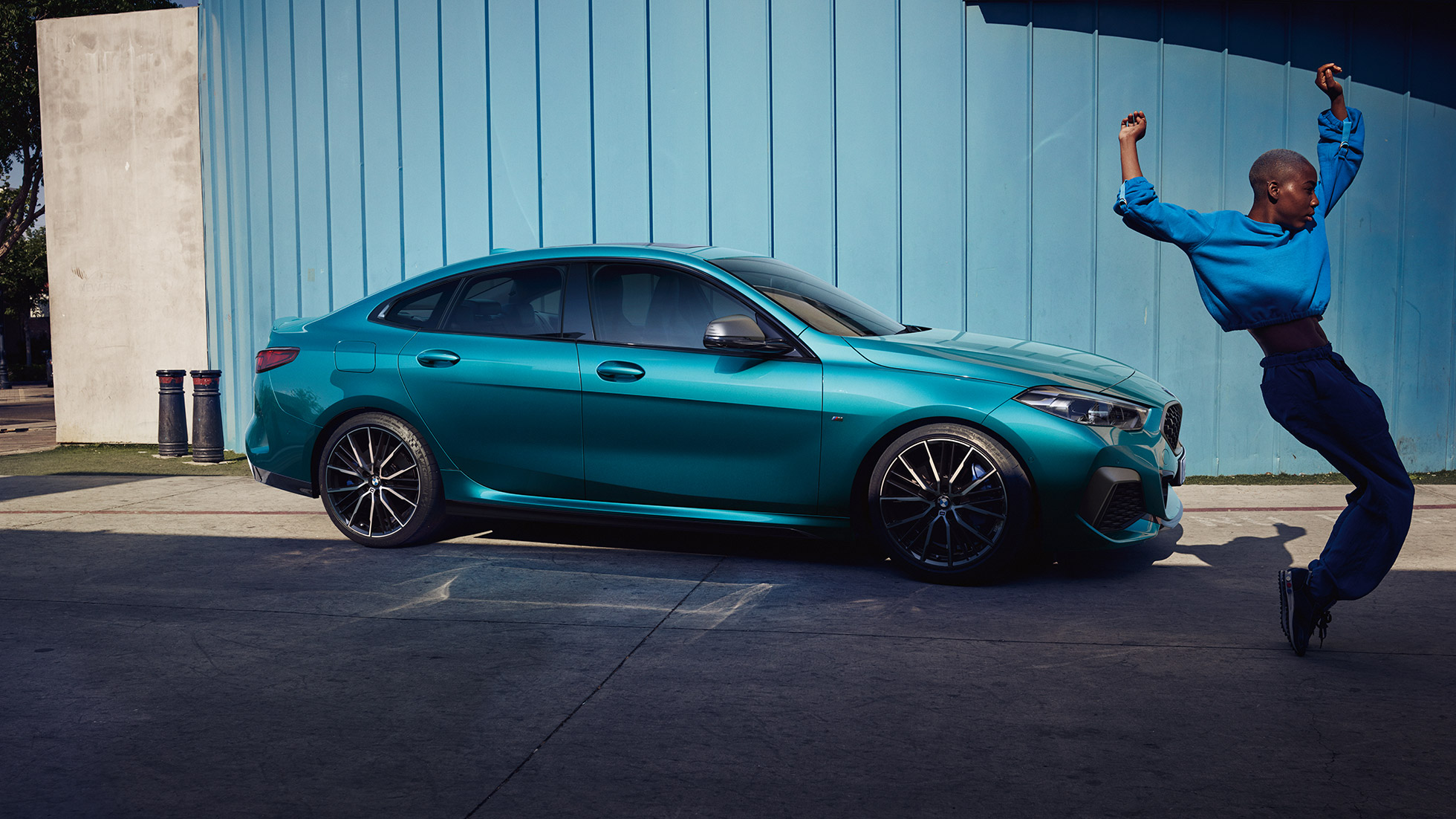 Atraktivní silueta kupé BMW řady 2 Gran Coupé F44 Atraktivní silueta kupé BMW řady 2 Gran Coupé F44 v metalické barvě Snapper Rocks Blue z bočního pohledu