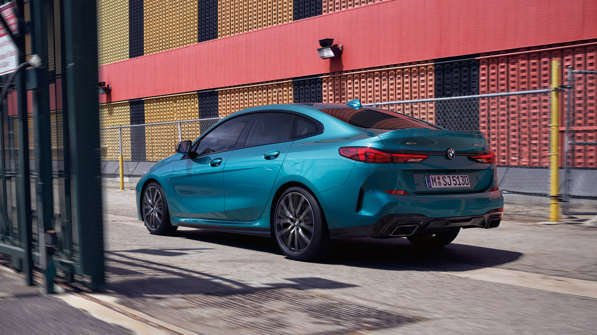 Progresivní design BMW řady 2 Gran Coupé Progresivní design BMW řady 2 Gran Coupé F44 v metalické barvě Snapper Rocks Blue ze tříčtvrtečního bočního pohledu