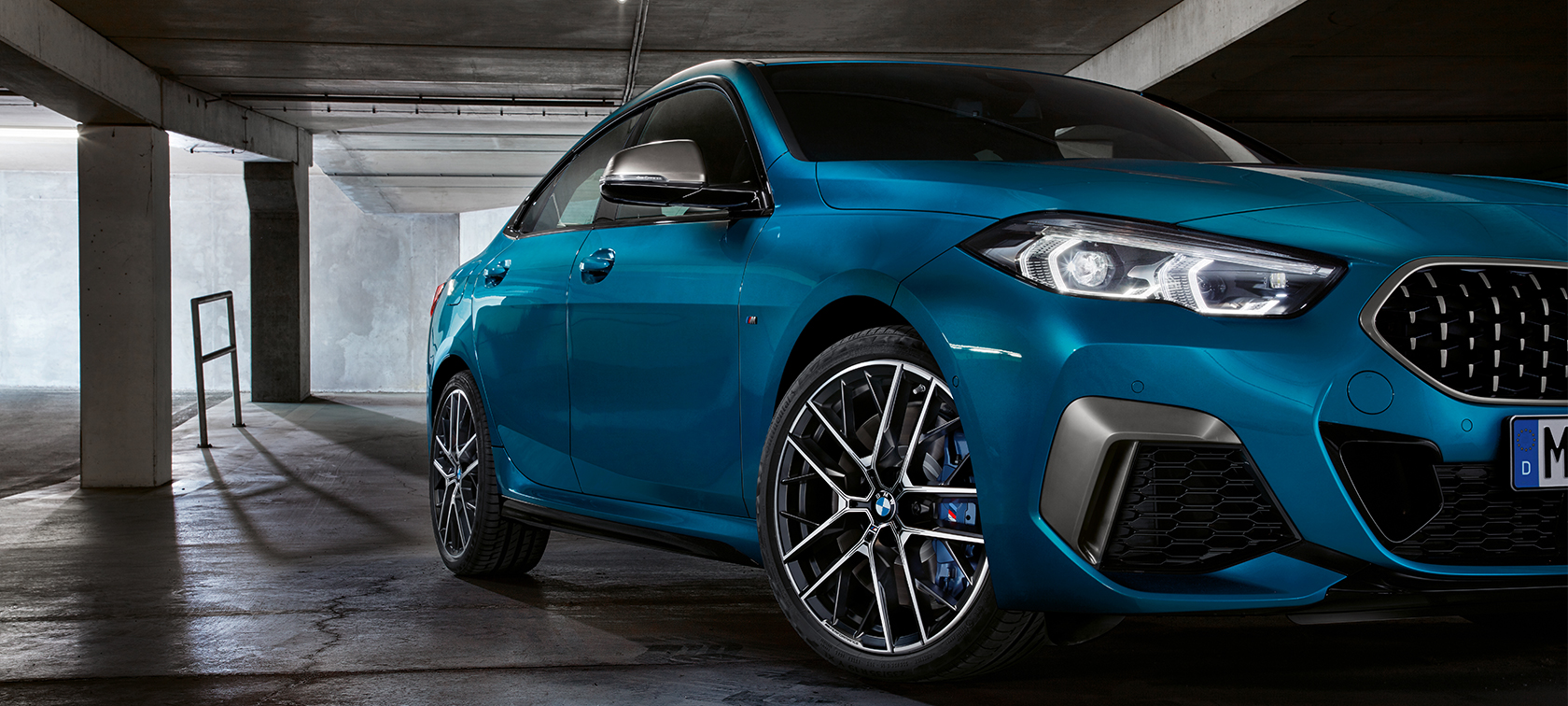 BMW řady 2 Gran Coupé ze tříčtvrtečního pohledu zpředu BMW řady 2 Gran Coupé F44 v metalické barvě Snapper Rocks Blue ze tříčtvrtečního pohledu zpředu