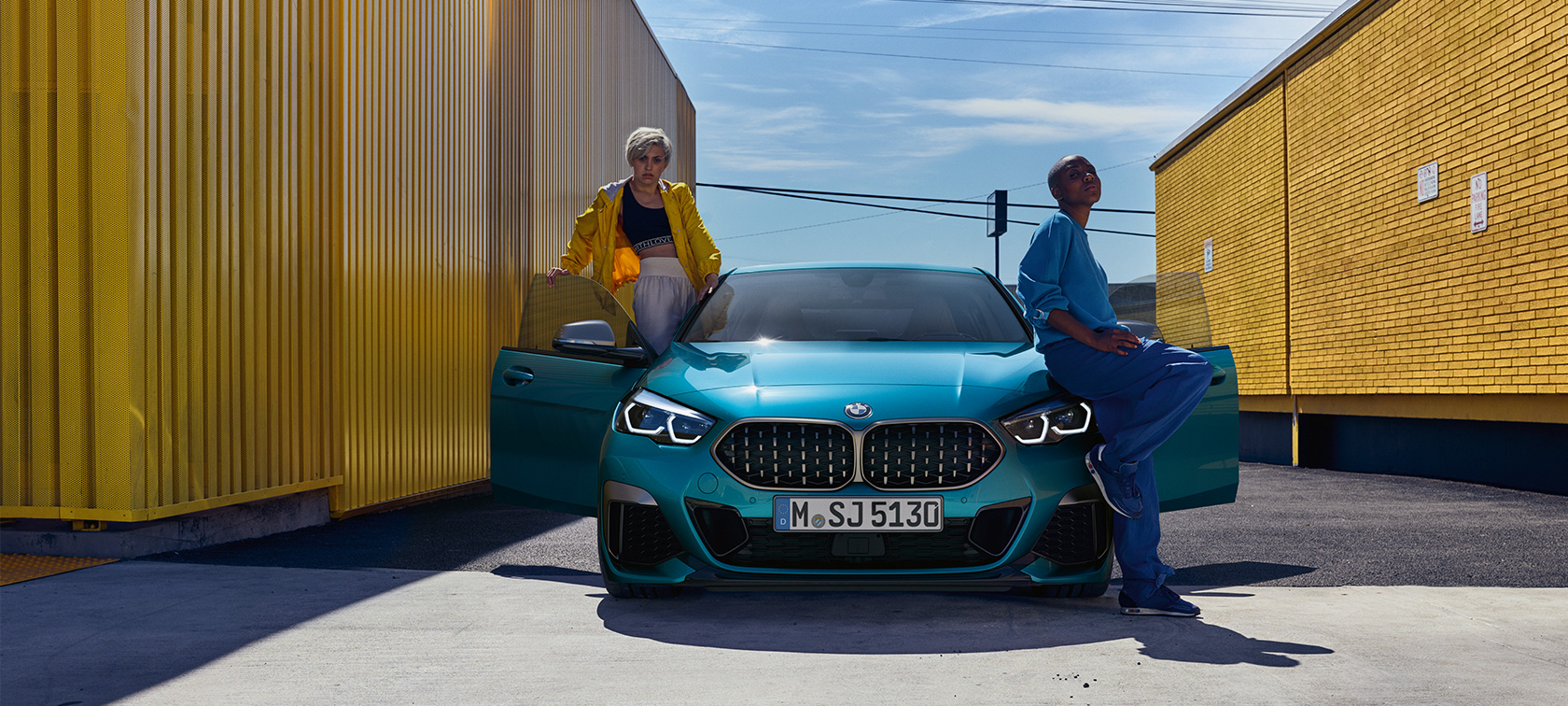 BMW řady 2 Gran Coupé zpředu s otevřenými předními dveřmi BMW řady 2 Gran Coupé F44 v metalické barvě Snapper Rocks Blue zpředu s otevřenými předními dveřmi