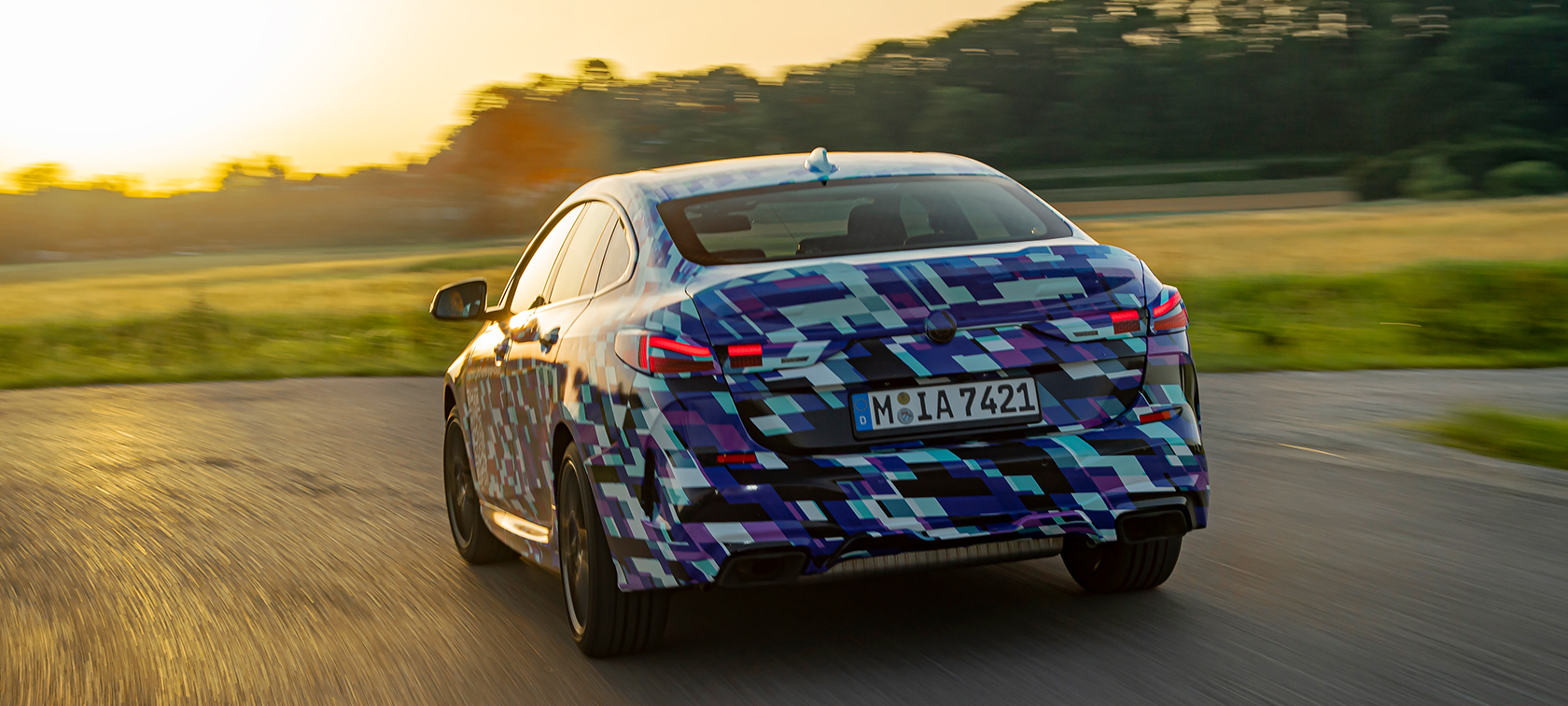 Světová premiéra BMW 2 Series Gran Coupé Světová premiéra BMW řady 2 Gran Coupé F44 2020 maskovaného prototypu z tříčtvrtečního pohledu zezadu.